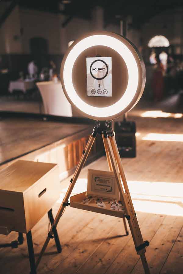 Der Blickfang für Ihre Veranstaltung: Fotobox in edler Holzoptik
